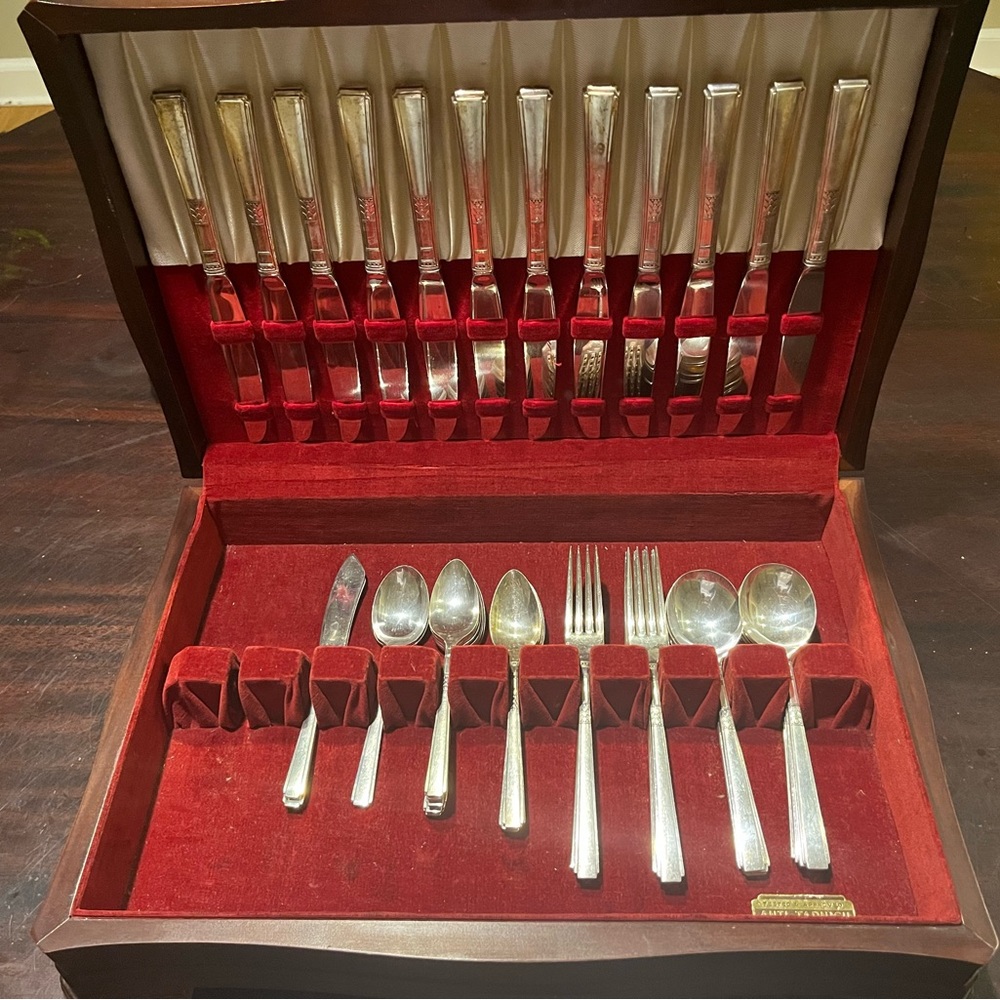 Capri by 1881 Rogers Oneida silver plate silverware (52 piece set)